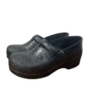 Dansko Black Professional Clog Tooled Leather Embossed Engraved Shoe Size 40